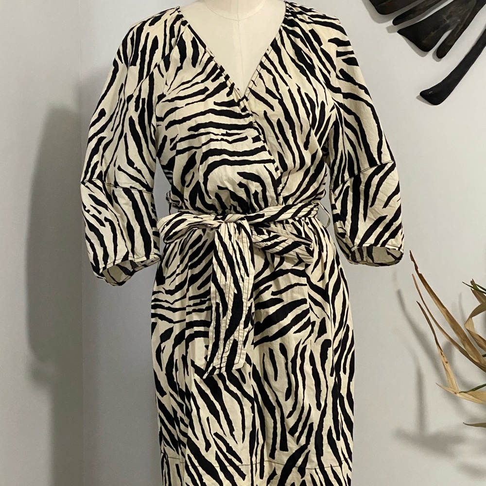 EUC Mango Zebra print puff sleeve mini size Medium